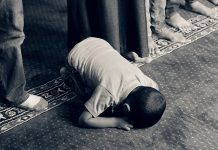 PSA: Tinggalkanlah sekejap telefon pintar tu, dengarkanlah dulu khutbah Jumaat… solat anak kecil